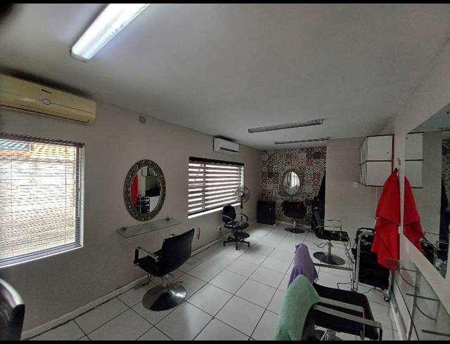 136M² BUSINESS TO LET IN VINCENT
